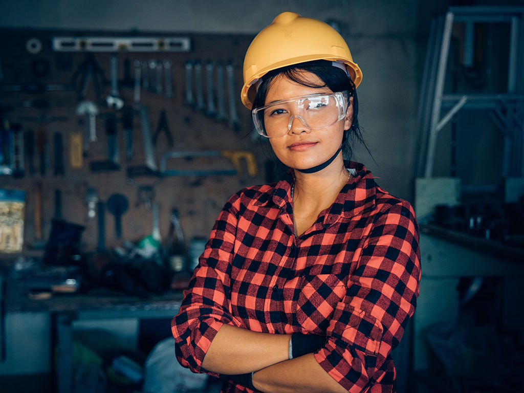 woman-in-construction-helmet-featured