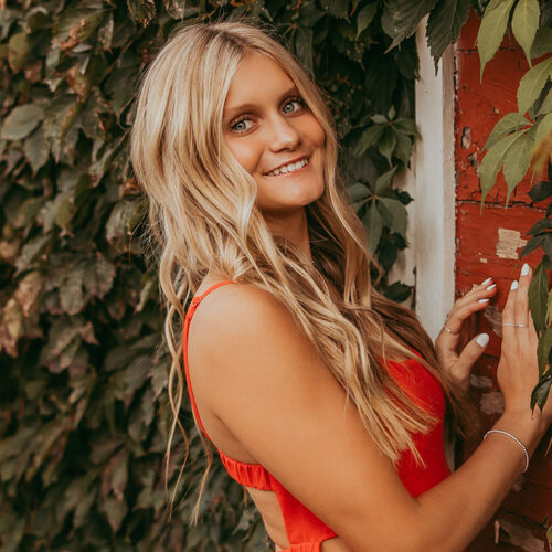 Skylar-Posing-for-a-Senior-Picture-Featured