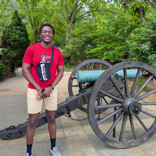 Michel-Ange-in-Front-of-an-Old-Cannon-Featured