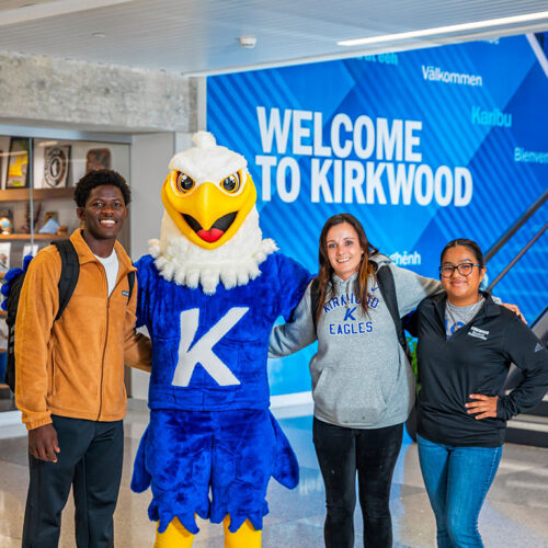 Students-with-Sammy-in-Linn-Hall-Featured
