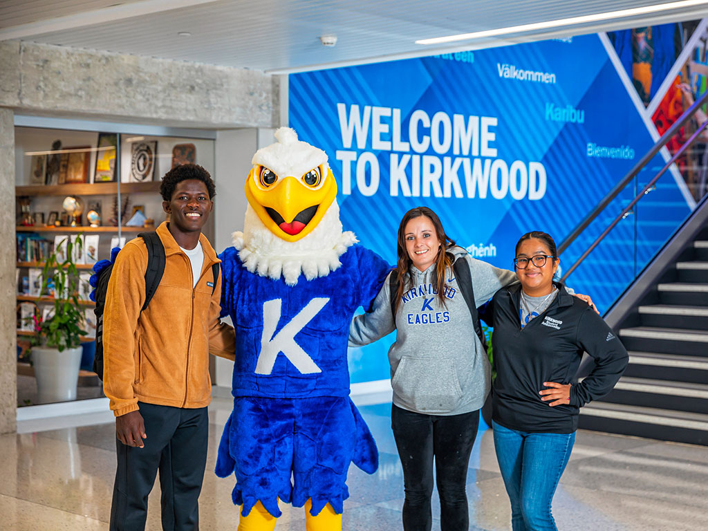 Students-with-Sammy-in-Linn-Hall-Featured